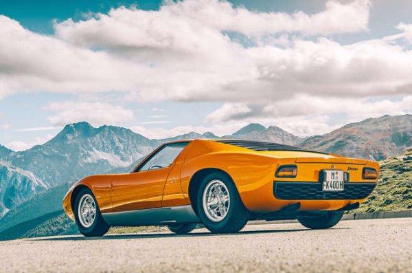 Miura, казват мнозина, е боклук за шофиране. Но няма фен на бензина, който да е гледал оригиналния The Italian Job и да не е мечтал да влезе в тази неповторима форма. Именно този модел постави началото на суперколите като концепция. 